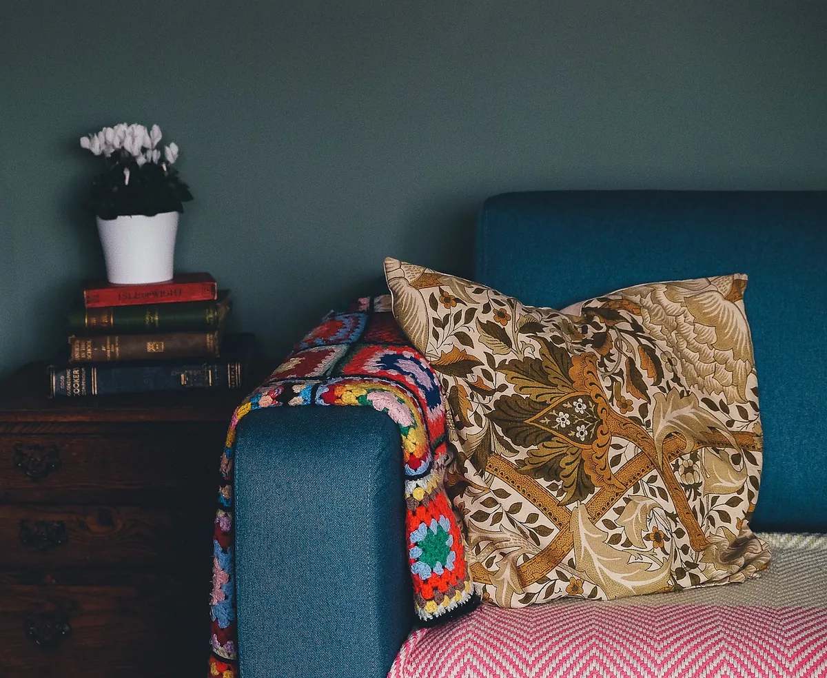 Beginner's Guide to Mixing Throw Pillow Patterns and Colors