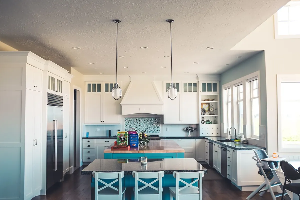 Open Shelving vs. Closed Cabinets in a Small Kitchen: Which Is Right for You?